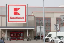Obchod Kaufland a jeho parkoviště.