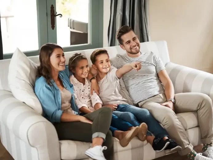 Rodina na křesle u televize.