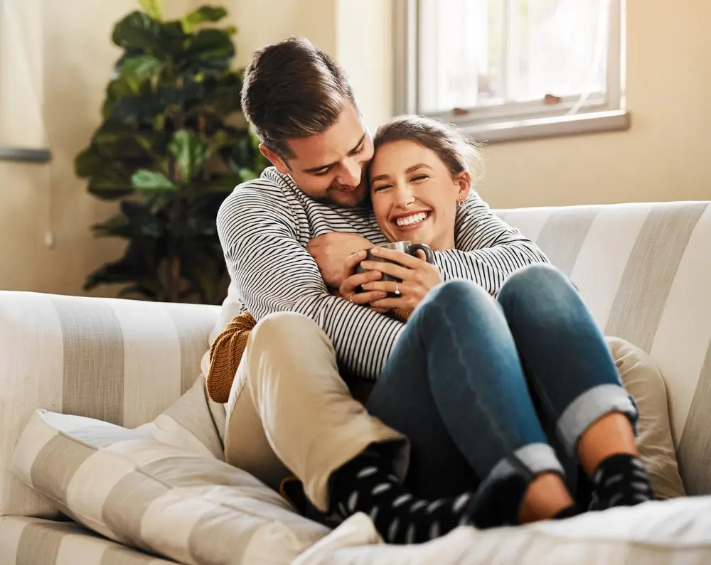 shutterstock_2515068637 - Pravda24 Žena v náručí muže.