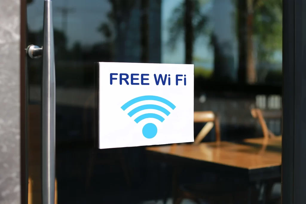 Veřejná síť Wi-Fi je semeništěm rizik. Zdroj: Shutterstock - Pravda24 Nálepka Free Wi-Fi na dveřích kavárny.
