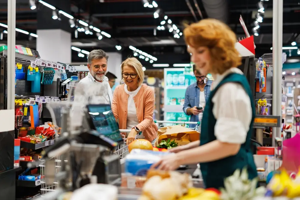 V Německu jsou na tom s platem mnohem lépe i prodavačky. Zdroj: Shutterstock - Pravda24 Prodavačka markující nákup