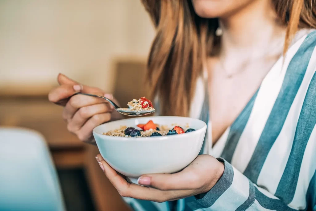 Shutterstock_1072663553 - Pravda24 Žena snídající jogurt