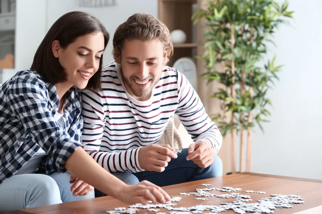 Shutterstock_1227555874 - Pravda24 Žena a muž řešící puzzle