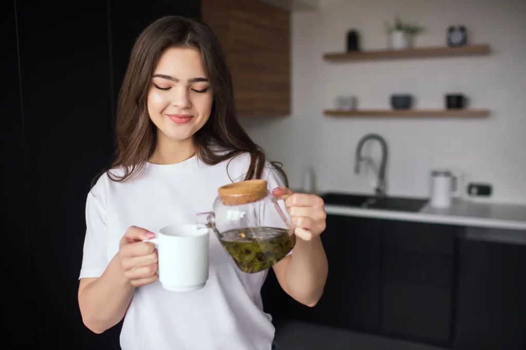 Shutterstock_1721295901 - Pravda24 Žena nalévá čaj