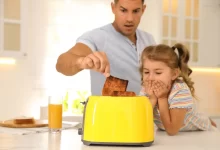 Muž a dítě připravující toast