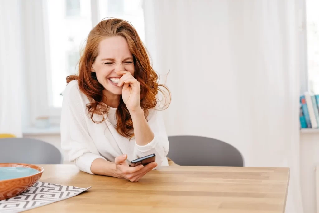 Shutterstock_1986248822 - Pravda24 Smějící se žena