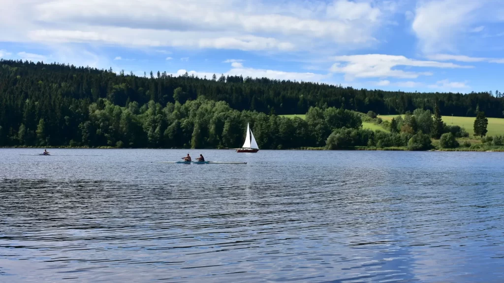 Shutterstock_2192704405 - Pravda24 Vodní nádrž Lipno