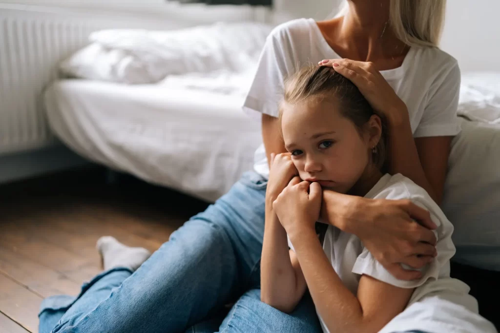 Shutterstock_2241808447 - Pravda24 Žena uklidňuje dítě