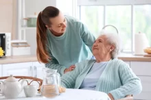 Mladá žena a seniorka