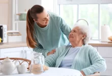 Mladá žena a seniorka