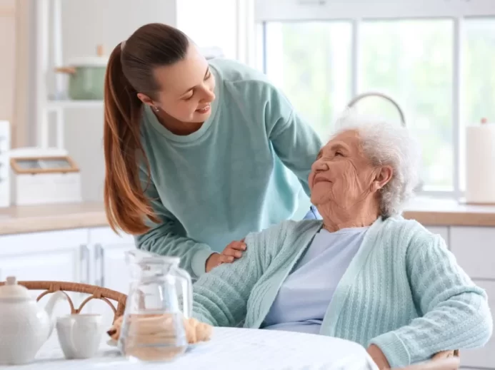 Mladá žena a seniorka
