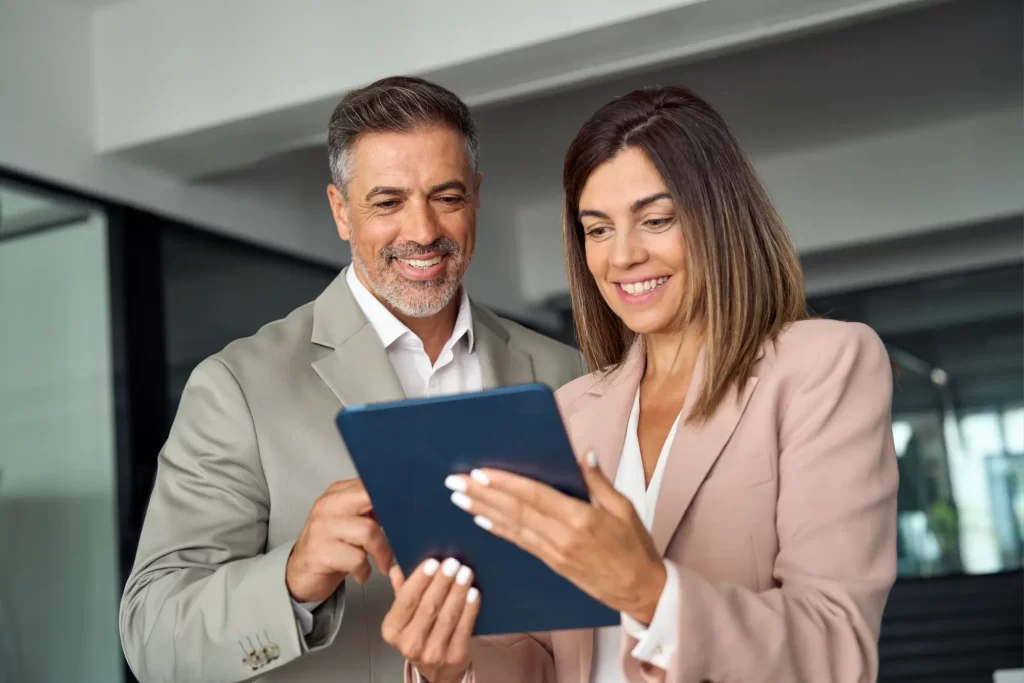 Shutterstock_2350017565 - Pravda24 Žena a muž používají tablet