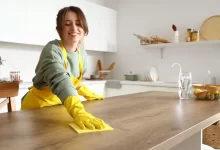 Žena utírá prach