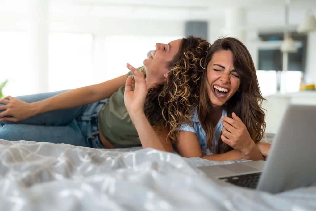 Shutterstock_2457991479 - Pravda24 Dvě ženy se spolu smějí