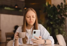 Žena se dívá na telefon