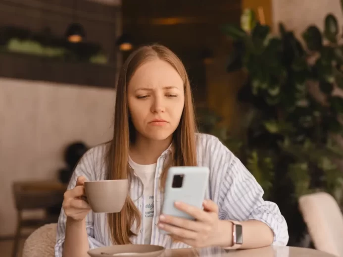Žena se dívá na telefon