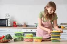 Žena ukládá suroviny do plastových nádob