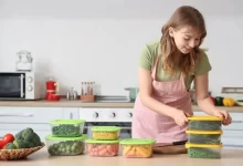Žena ukládá suroviny do plastových nádob