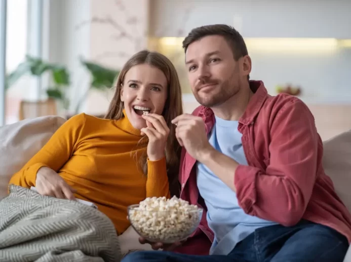 Muž a žena sledují televizi