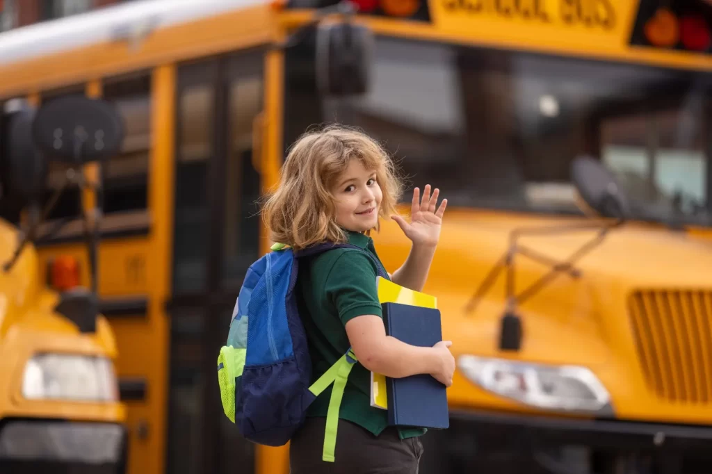 Shutterstock_2495275369 - Pravda24 Dítě nastupuje do školního autobusu