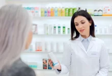 Lékárnice ukazuje zákaznici produkt.