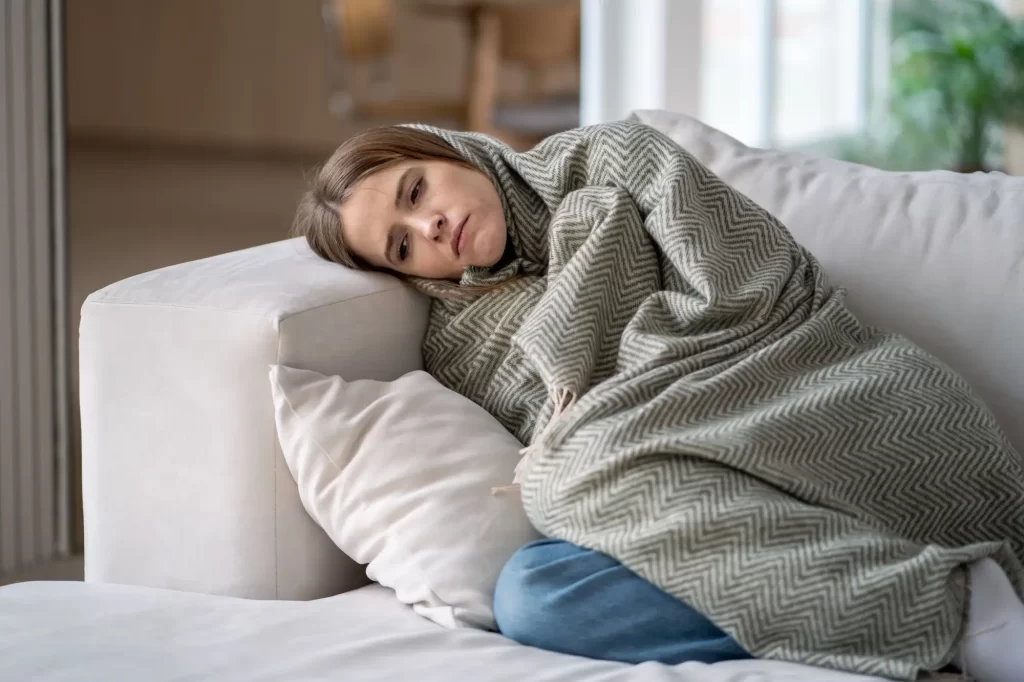Shutterstock_2528668039 - Pravda24 Unavená žena na pohovce