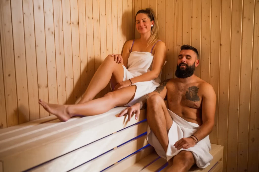 Shutterstock_2543736805 - Pravda24 Muž a žena ve finské sauně