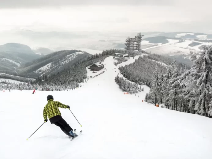 Lyžař na sjezdovce