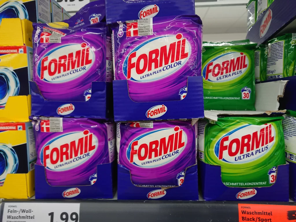 shutterstock_1052834819_optimized - Pravda24 prací prášky Formil z Lidlu v regálu