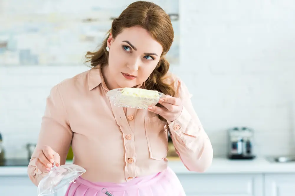 shutterstock_1066315379 - Pravda24 Žena čichá k máslu.