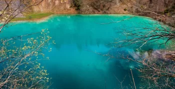 Jezero s modrou barvou.
