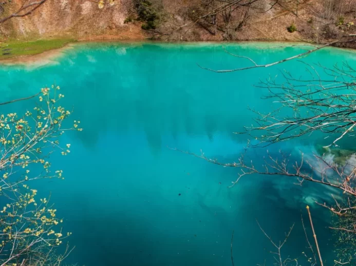 Jezero s modrou barvou.