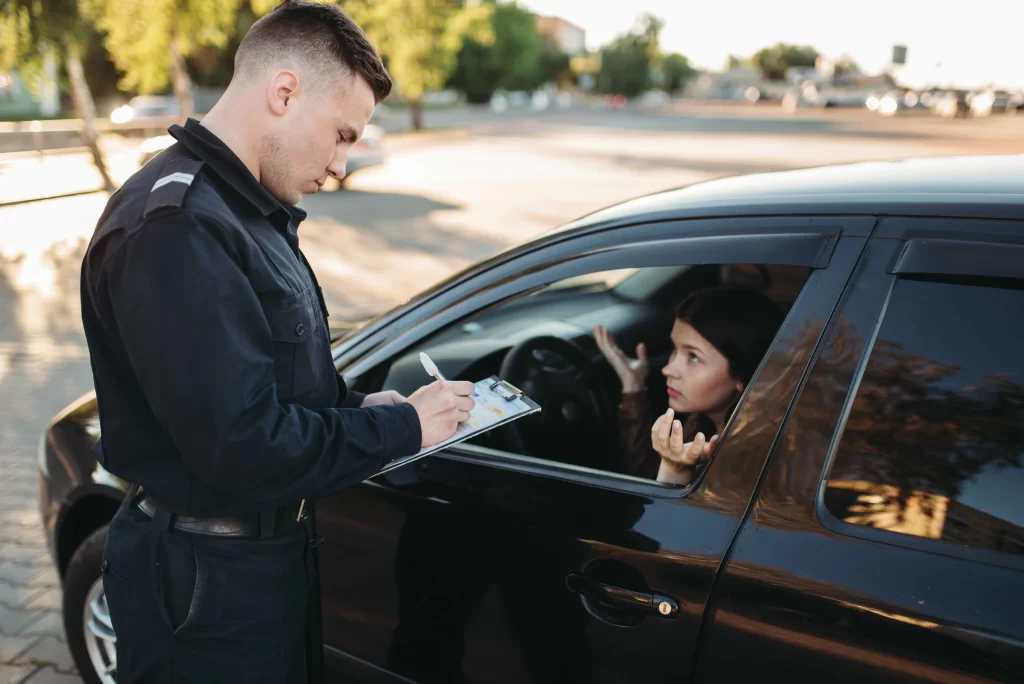 shutterstock_1144500854_optimized - Pravda24 Policista dává pokutu mladé řidičce