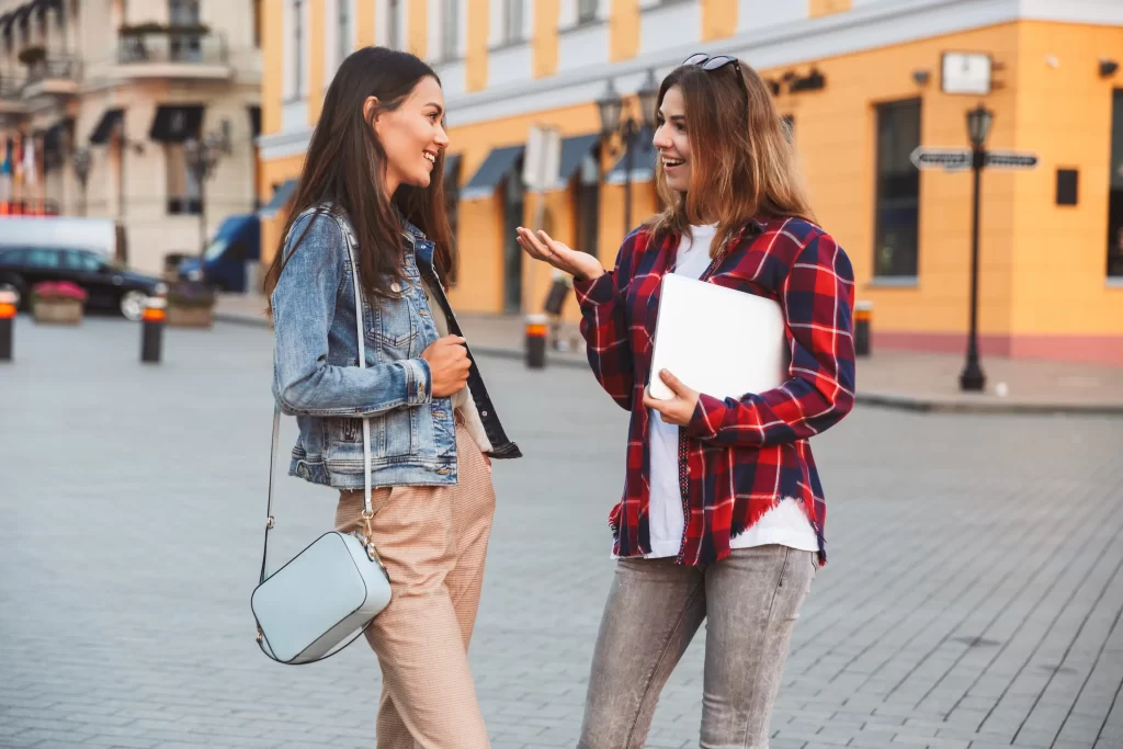 ženy se potkaly na ulici
