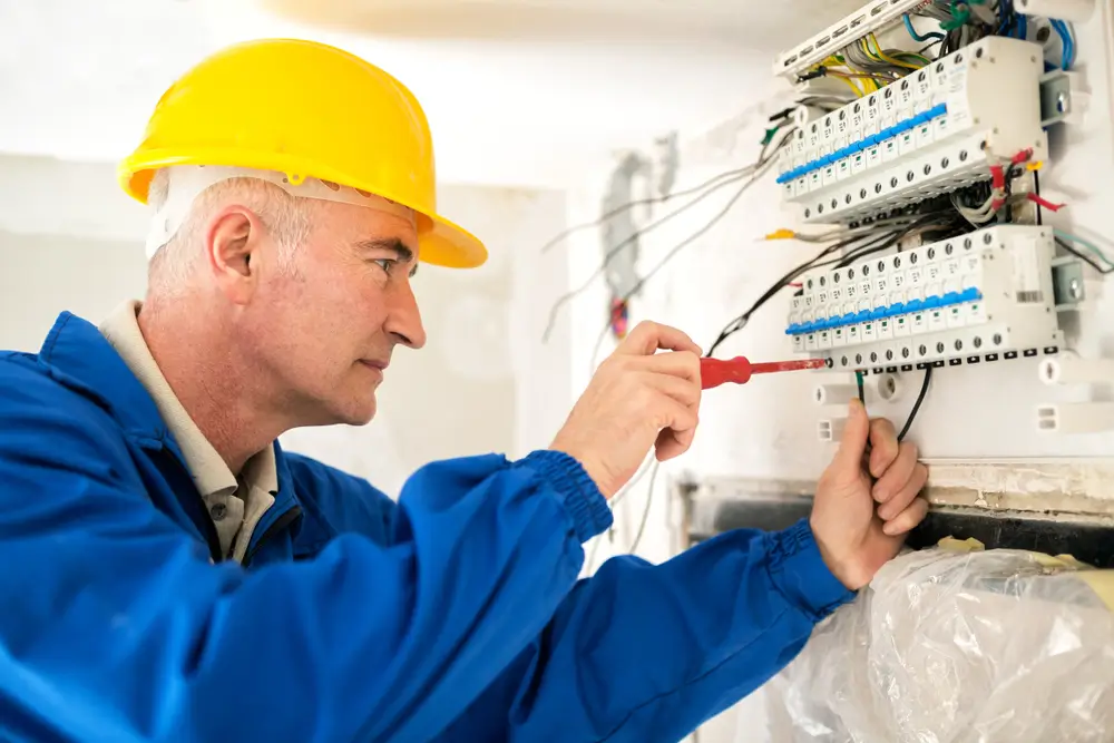 shutterstock_1189467010 - Pravda24 Elektrikář při práci.