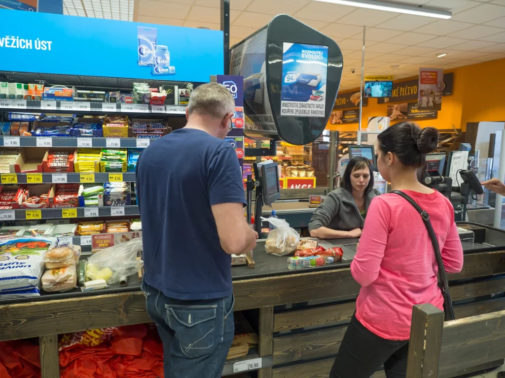 Penny věří, že je důležité mít spokojené zákazníky i zaměstnance. Zdroj: Shutterstock - Pravda24 Pokladní v Penny se zákazníky.