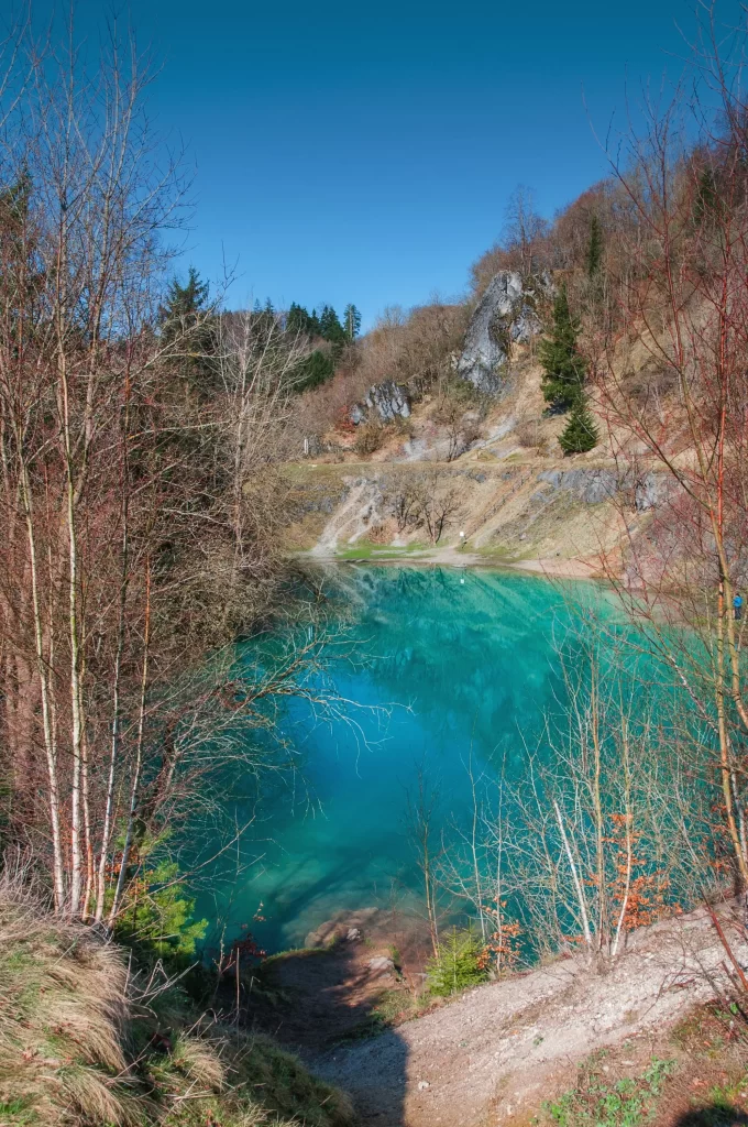 Jezero s okolní přírodu. 