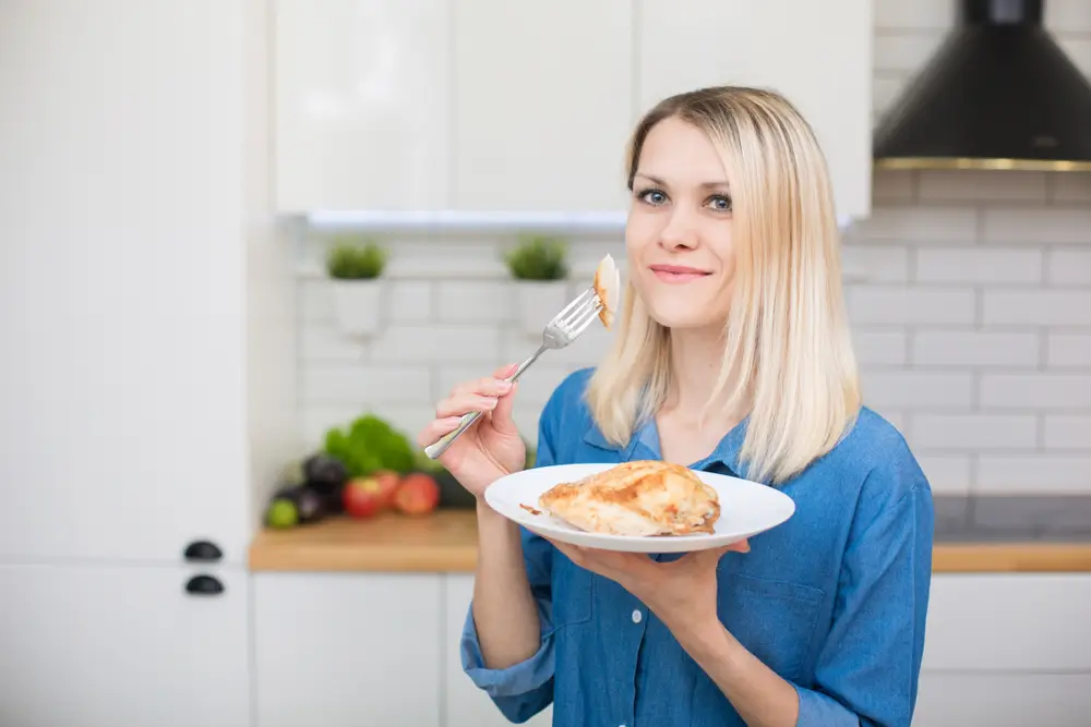 shutterstock_1500904427 - Pravda24 Žena konzumuje kuřecí řízky.