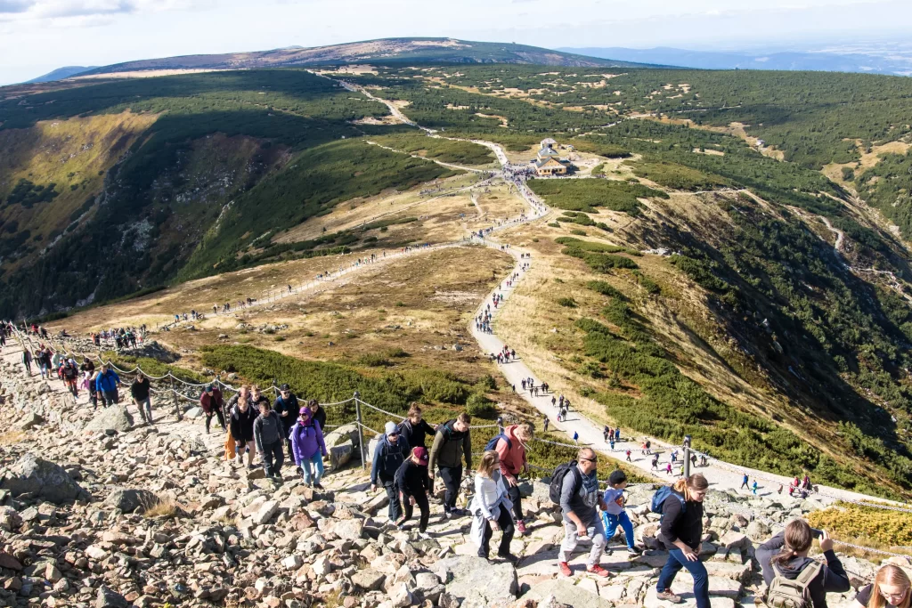 Při cestě na Sněžku se připravte na tisíce lidí. Zdroj: Shutterstock - Pravda24 Cesta na Sněžku se stovkou turistů.