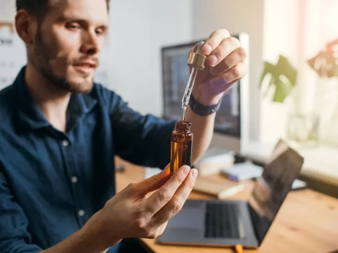 muž užívající vitamíny