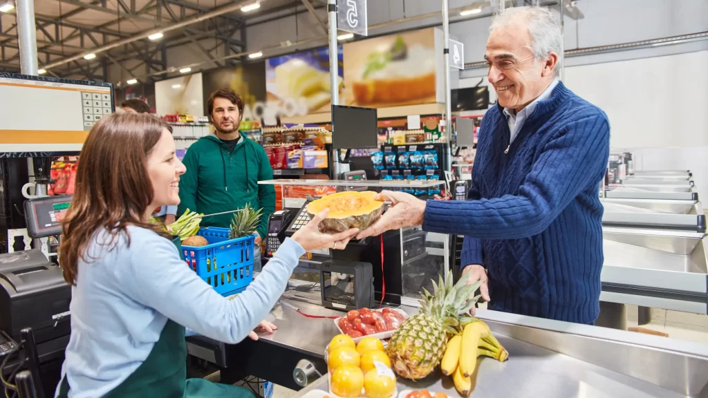 shutterstock_1716526375 - Pravda24 žena za pokladnou