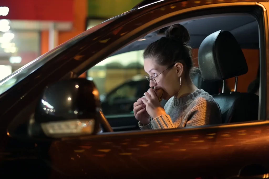Chcete-li jíst, raději auto zastavte. Zdroj: Shutterstock - Pravda24 Žena, která jí v autě.