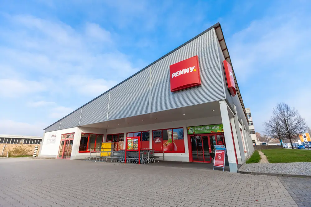 Penny láká zákazníky na slevovou akci. Zdroj: Shutterstock - Pravda24 Prodejna Penny.
