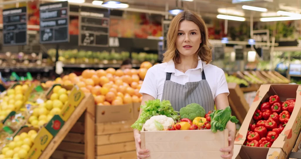 shutterstock_1850380900 - Pravda24 Zaměstnankyně supermarketu