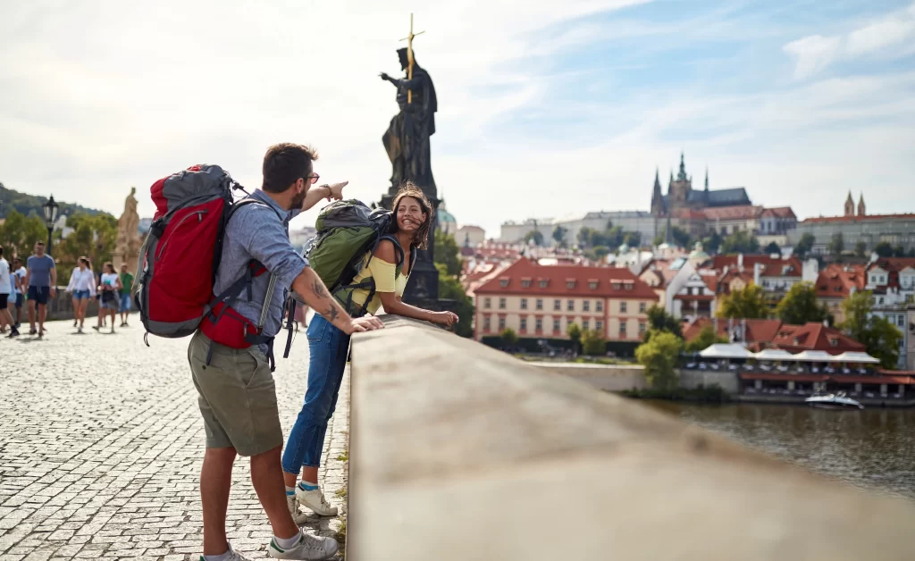 Pražské památky jsou ovlivněny bezdomovci i přetékajícími koši. Zdroj: Shutterstock - Pravda24 Turisté dívající se na Pražský hrad.