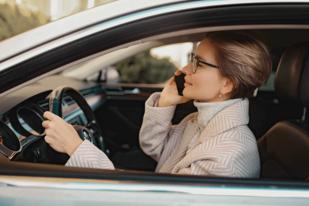 shutterstock_1911442936_optimized - Pravda24 Mladá žena řídí auto a telefonuje