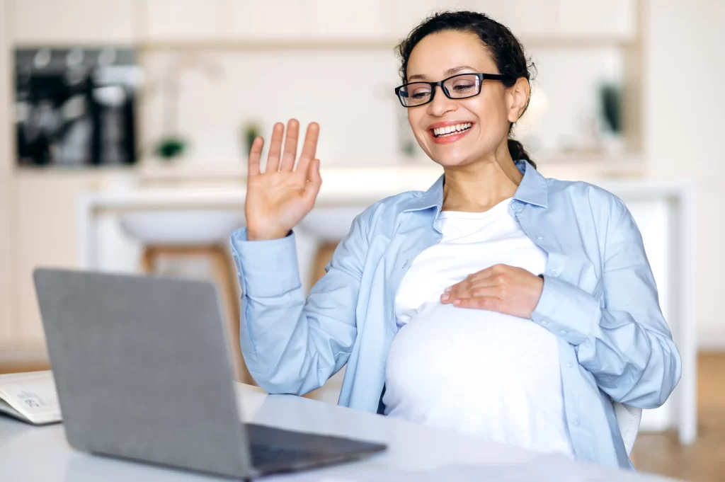 Práci na mateřské dovolené lze zvládat z domova. Zdroj: Shutterstock - Pravda24 Těhotná žena pracující na počítači.