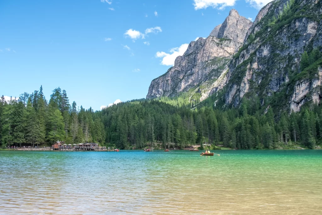 Davy turistů si vyžádaly restrikce. Zdroj: Shutterstock - Pravda24 Jezero s horami a lesem.