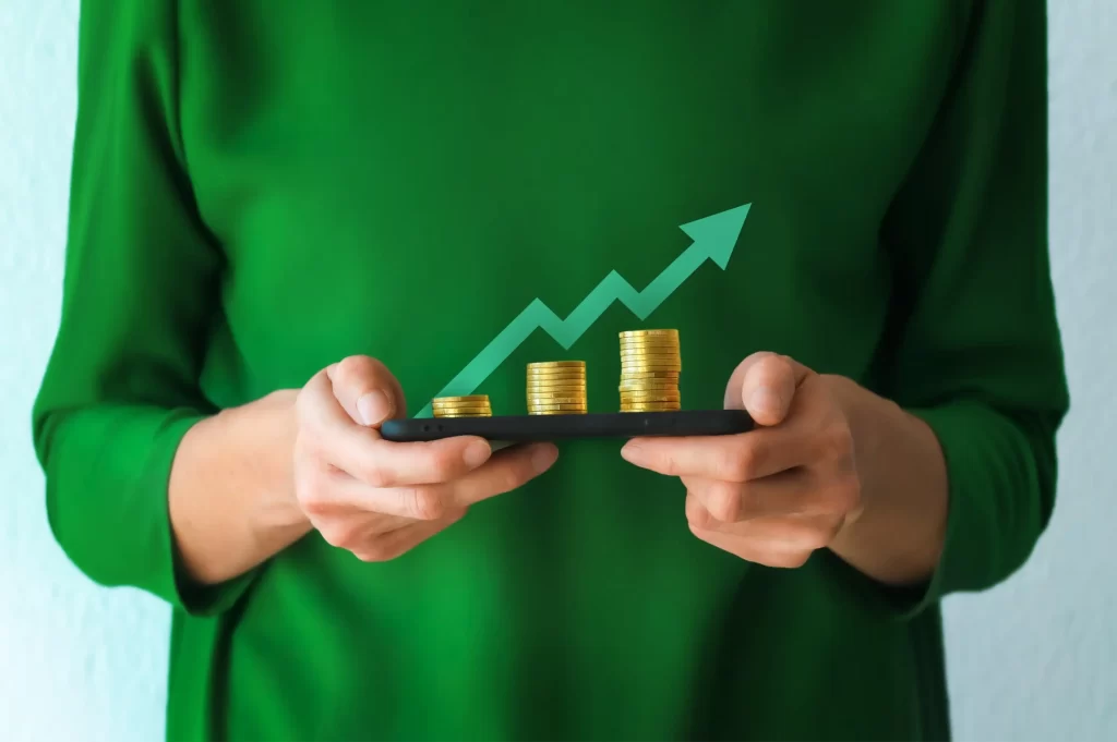 Průměrná mzda pokladních v Penny roste každý rok. Zdroj: Shutterstock - Pravda24 Šipka ukazující růst peněz.
