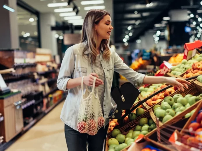Žena v supermarketu